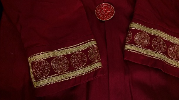 This shot hides the colours but shows the embroidery a little better. Photo by Engelin.